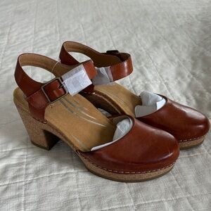 Aetrex Women's ‘Findley’ Leather Clog Sandals in Cognac